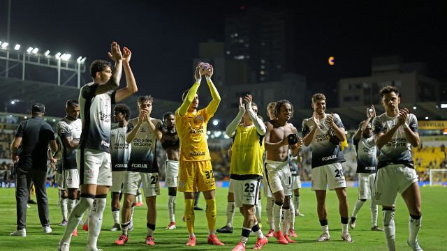 Corinthians recebe Bahia em confronto direto por vaga na Libertadores