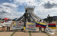 BRASIL: VENEZUELANOS PROTESTAM CONTRA POSSE DE MADURO EM BRASÍLIA