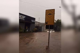 BRASIL: CORRENTEZA DEIXA CARRO SUBMERSO E INUNDA LOJA NO DF