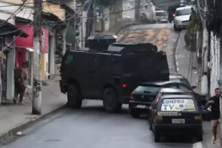 BRASIL: COMANDO VERMELHO JOGA ÓLEO NA PISTA E FAZ BLINDADO DA PM “PATINAR”