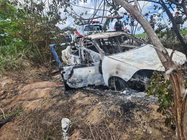 Dois corpos carbonizados são encontrados dentro de carro em Maceió