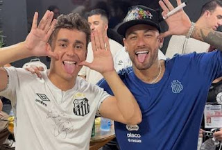 BRASIL: NEYMAR CUMPRIMENTA NIKOLAS FERREIRA APÓS REESTREIA PELO SANTOS