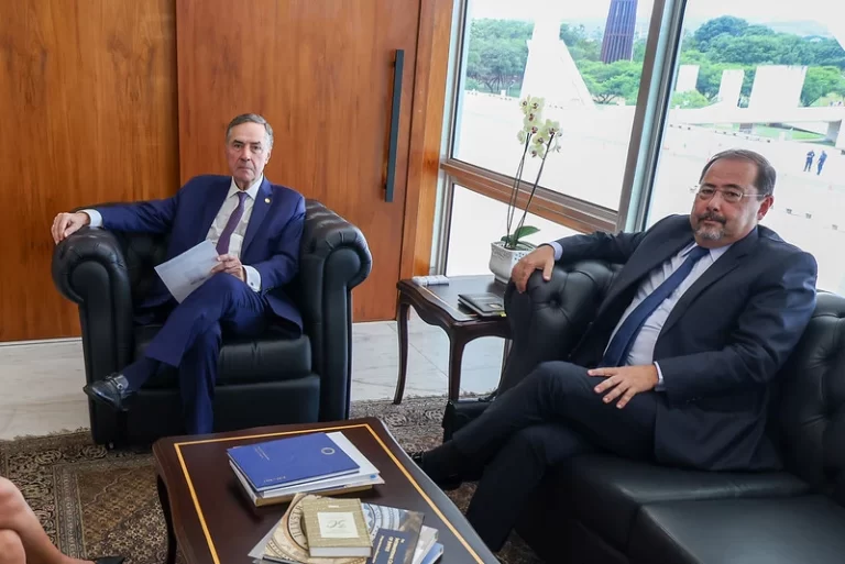 Ministro Barroso se encontra com advogado de Jair Bolsonaro