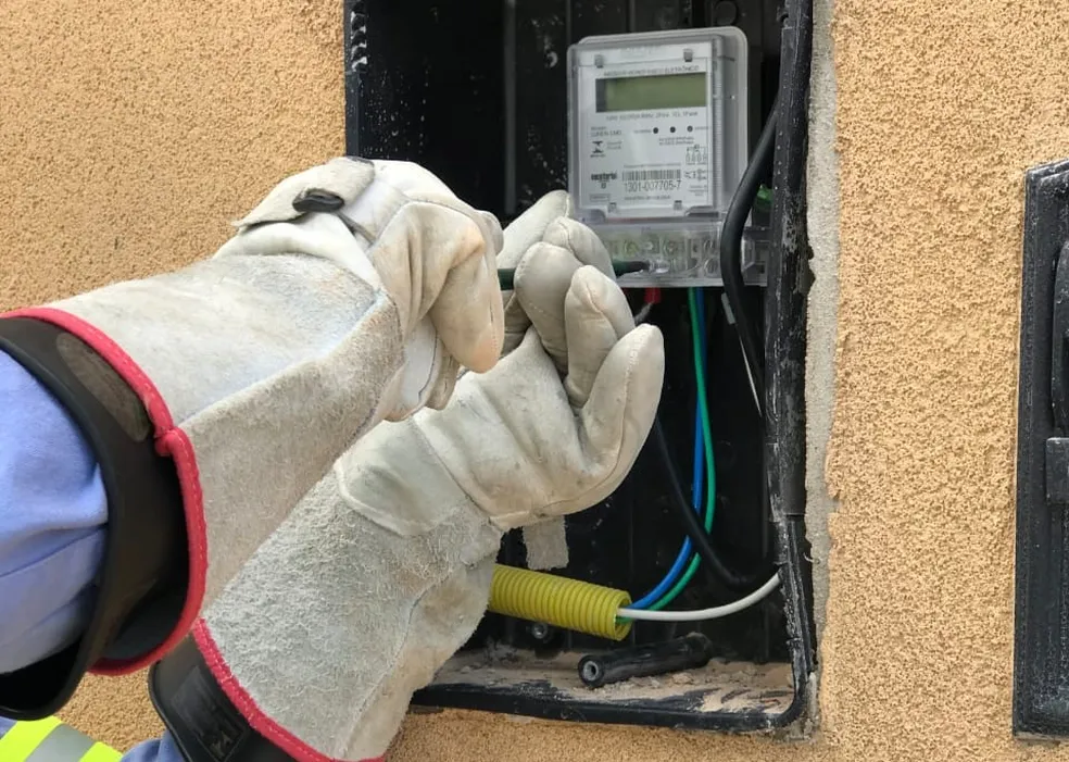 Homem ameaça funcionários da Equatorial com faca após aviso de corte de energia em Maceió