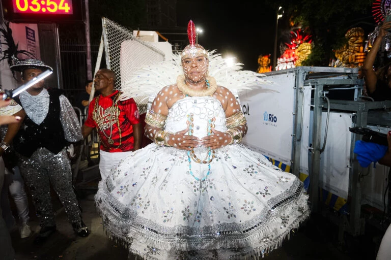 Católica, Cacau Protásio desfila no carnaval como filha de santo