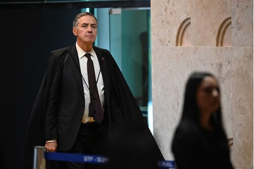 Barroso decide que Dino, Zanin e Moraes podem julgar denúncia contra Bolsonaro