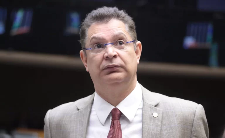 Líder do PL na Câmara apoia Eduardo Bolsonaro e critica STF