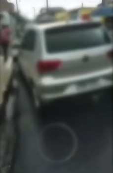 Garupa é baleado, cai da moto e é executado na porta de escola no Clima Bom, em Maceió