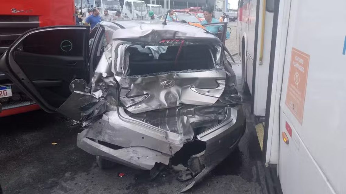 Mulher tem carro esmagado por caminhão durante batida no Tabuleiro do Martins, em Maceió