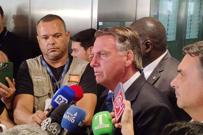 Bolsonaro se emociona ao falar da decisão de Eduardo em ficar nos EUA