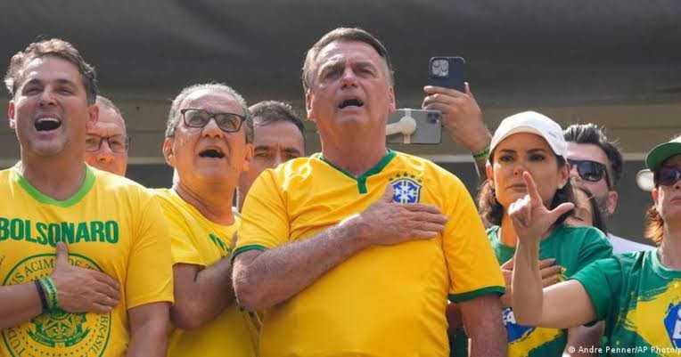 VÍDEO: BOLSONARO CONVOCA MANIFESTAÇÃO E FLÁVIO PEDE QUE LEVEM BATOM