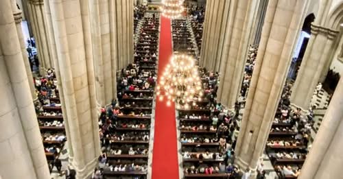 Fiéis lotam Catedral da Sé em missa para homenagear papa Francisco