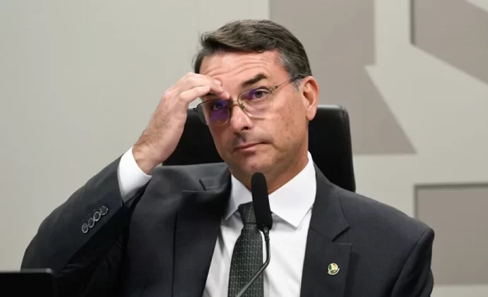 “Querem matar meu pai”, dispara Flávio sobre intimação na UTI