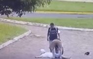 Homem é agredido por moradores em situação de rua após comprar um lanche para eles; veja vídeo