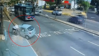 VÍDEO: MULHER FOGE DE BLITZ, TENTA ATROPELAR PM E BATE CARRO EM POSTE