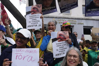 VÍDEO: MANIFESTANTES OSTENTAM BATONS NA PAULISTA E PROTESTAM CONTRA “PENAS DESPROPORCIONAIS” DO STF