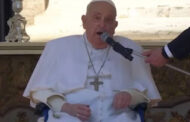 VÍDEO: PAPA FRANCISCO FAZ PRIMEIRA APARIÇÃO PÚBLICA APÓS INTERNAÇÃO E SE PRONUNCIA AOS FIÉIS NO VATICANO