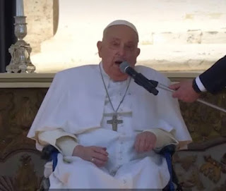 VÍDEO: PAPA FRANCISCO FAZ PRIMEIRA APARIÇÃO PÚBLICA APÓS INTERNAÇÃO E SE PRONUNCIA AOS FIÉIS NO VATICANO