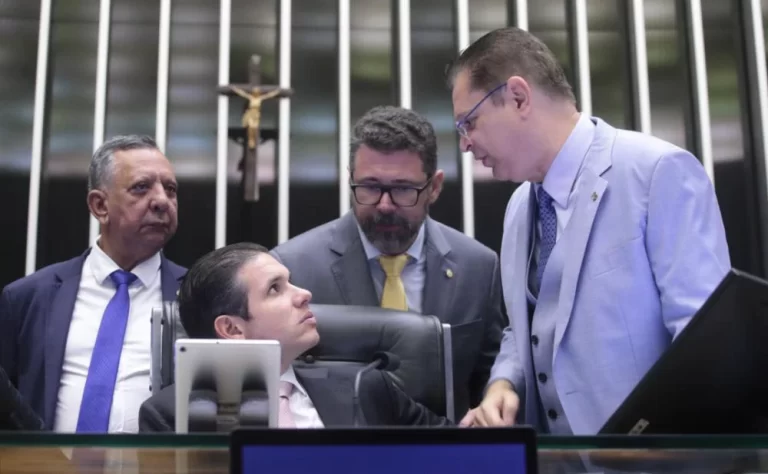 Nos bastidores, Hugo Motta atua contra tramitação da anistia