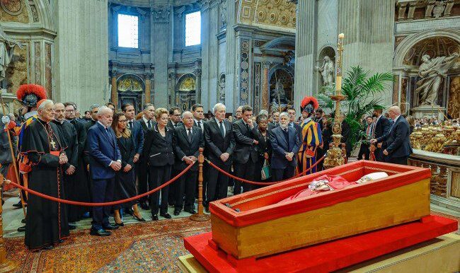 O “tour” de luxo de Lula e Janja com enorme comitiva no funeral do Papa
