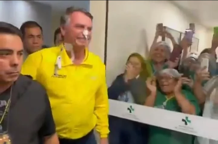 Ovacionado, Jair Bolsonaro deixa hospital no RN e segue para o DF