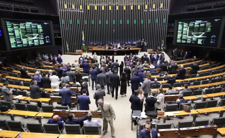 Governo Lula age para tentar barrar urgência de projeto que anisti