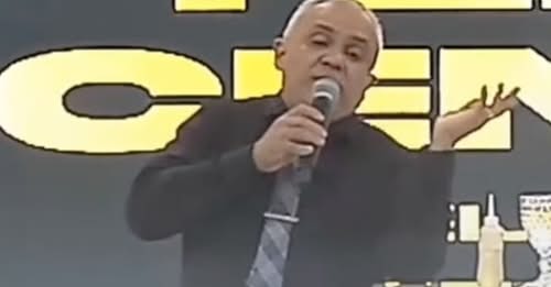 Vídeo mostra pastor revelando adultério com amante no culto