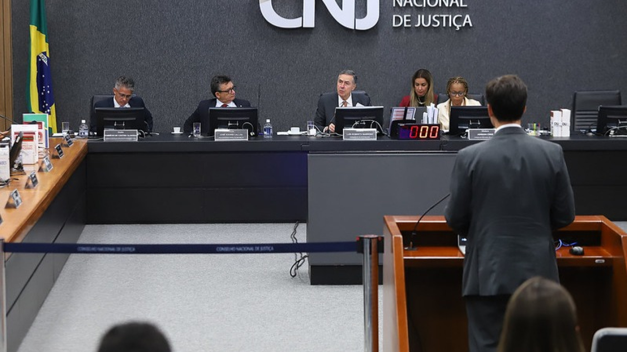 CNJ AFASTA DESEMBARGADOR QUE CRITICOU STF E LULA