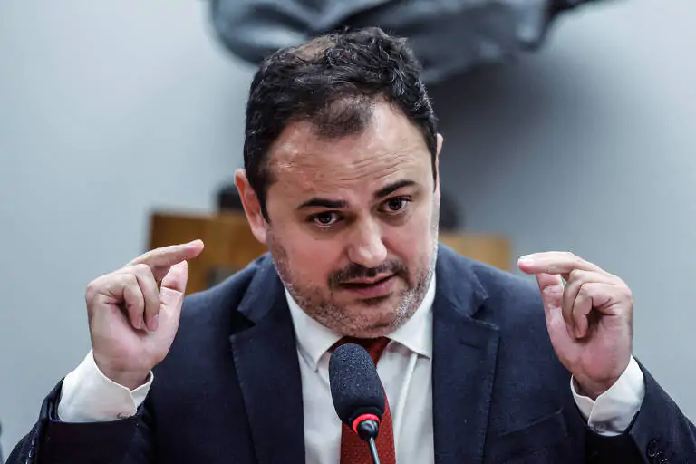 Conselho de Ética aprova cassação do deputado Glauber Braga, do PSOL