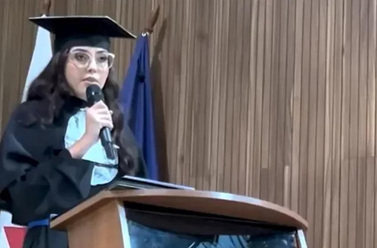 Aluna viraliza nas redes depois de se formar sozinha na faculdade
