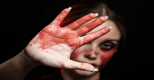 Homem é detido após assassinar esposa com facão durante confraternização em família