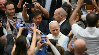 VÍDEO: PAPA LEÃO XIV FAZ PIADA SOBRE APLAUSOS E ARRANCA RISOS DE JORNALISTAS