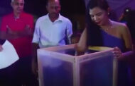 VÍDEO: SERVIDORA É FLAGRADA FRAUDANDO SORTEIO PROMOVIDO PELA PREFEITURA PARA BENEFICIAR SUA MÃE