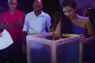 VÍDEO: SERVIDORA É FLAGRADA FRAUDANDO SORTEIO PROMOVIDO PELA PREFEITURA PARA BENEFICIAR SUA MÃE