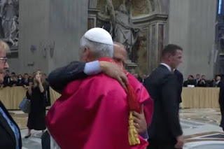 VÍDEO: PAPA LEÃO XIV QUEBRA PROTOCOLO DURANTE PRIMEIRA MISSA