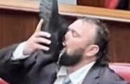 VÍDEO: DEPUTADO COLOCA CERVEJA DENTRO DO TÊNIS E BEBE DURANTE SESSÃO NO PLENÁRIO