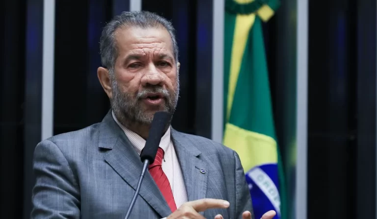 Lupi pede demissão do governo após escândalo no INSS