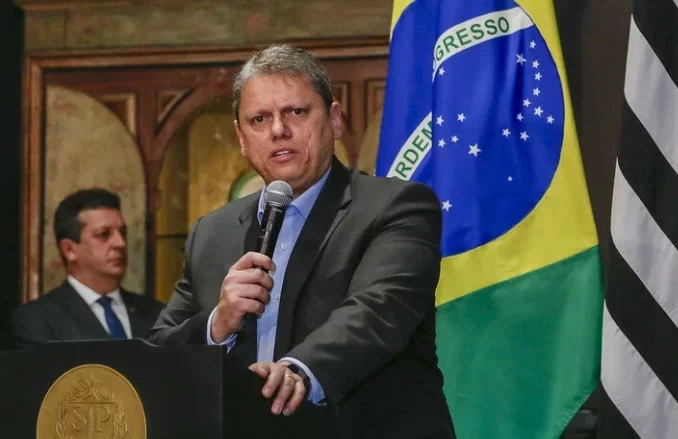 Tarcísio: “SP não tem carnaval vermelho, tem verde e amarelo”