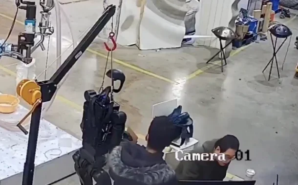 Vídeo: Robô humanoide ataca engenheiros em centro de testes