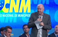 CLIMA OPOSTO: APÓS VAIAS A LULA, BOLSONARO É OVACIONADO COM GRITOS DE 'MITO' NA MARCHA DOS PREFEITOS; VEJA VÍDEO