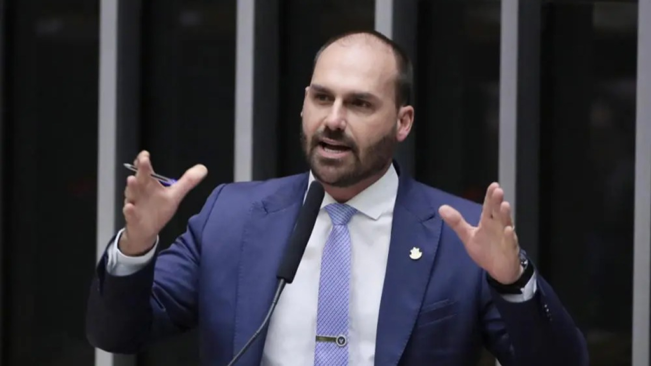 INQUÉRITO CONTRA EDUARDO BOLSONARO: JURISTAS VEEM RETALIAÇÃO E 'ABUSO DE PODER'