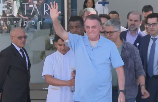VEJA VÍDEO – Bolsonaro recebe alta médica após três semanas internado por cirurgia no intestino