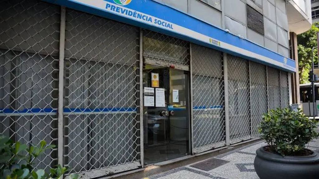 Mesmo Após Escândalo, INSS Mantém Descontos em Folha