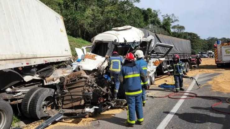 VÍDEO: ACIDENTE COM TRÊS CARRETAS ASSUSTA MOTORISTAS NA BR-277