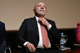 VÍDEO: LULA CHOCA PRESIDENTE DA FRANÇA E PASSA VERGONHA AO TENTAR IMITAR ACROBATAS FRANCESES