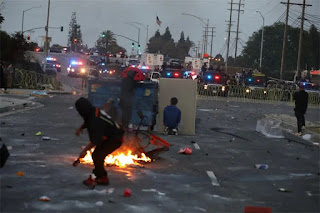 VÍDEO: GRUPOS ANTI-TRUMP PROMOVEM ONDA DE TERROR E VANDALISMO NA CALIFÓRNIA