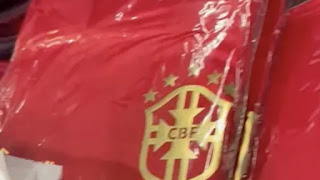 VÍDEO: POLÍCIA APREENDE CAMISAS VERMELHAS FALSAS DA SELEÇÃO EM SP