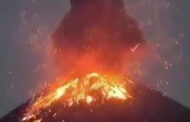VÍDEO: VULCÃO ENTRA EM ERUPÇÃO NA INDONÉSIA, FORMA COLUNA GIGANTE DE CINZAS E ASSUSTA MORADORES