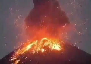 VÍDEO: VULCÃO ENTRA EM ERUPÇÃO NA INDONÉSIA, FORMA COLUNA GIGANTE DE CINZAS E ASSUSTA MORADORES