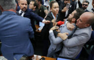 VÍDEO: DEPUTADO JANONES É CERCADO POR PARLAMENTARES DE DIREITA NA CÂMARA E DIZ QUE FOI APALPADO